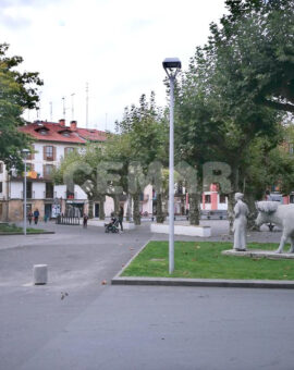 Junto a Plaza Urdanibia. Local comercial-Garaje o Txoko.