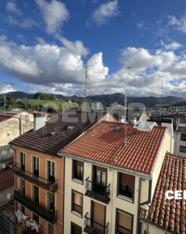 Junto a Plaza Urdanibia. Local comercial-Garaje o Txoko.