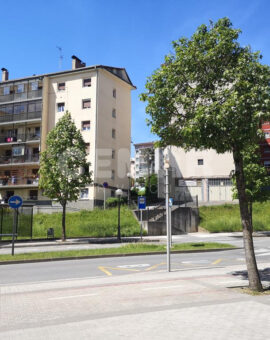 Amplia vivienda exterior con balcón y soleada. ¡¡A Reformar!!