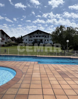 Urbanización con piscina y a 5′ de la playa de Hendaya