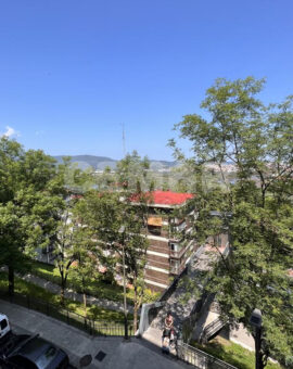 Amplia vivienda en buen estado en Pio Baroja, con balcón y equipada