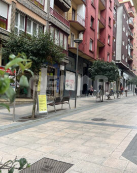 Impecable Local comercial con salida de humos. Amplios ventanales en esquina